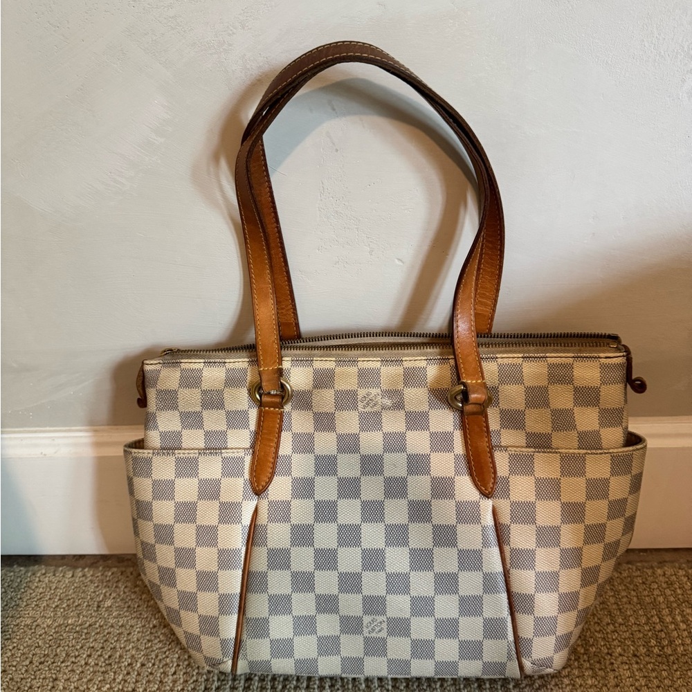 Louis Vuitton Tan and Brown Shoulder Bag with Iconic Design